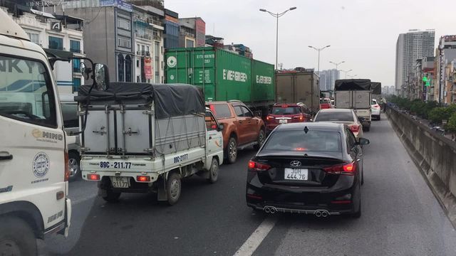 Video: Người dân rời Hà Nội đi nghỉ lễ, giao thông ùn tắc kéo dài - Ảnh 2.