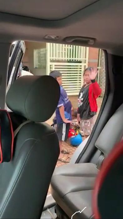 Chứng kiến một gia đình 5 người trên xe máy, tài xế đã thực hiện một hành động đẹp và nhận được sự khen ngợi như một cơn mưa - Ảnh 3.