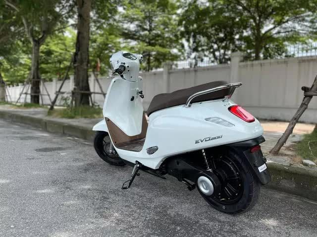 VinFast Evo 200 tiếp tục xuất hiện, với màu sắc bắt mắt và khả năng di chuyển 200km sau mỗi lần sạc - Ảnh 3.
