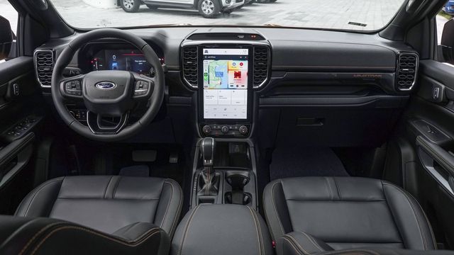 Ford Ranger Wildtrak 2022 giá 965 triệu đồng - Vị vua bán tải thị uy đối thủ tại Việt Nam - Hình 4.
