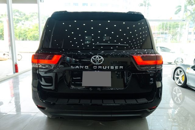 ‘Lướt’ hơn 3.000 km, Toyota Land Cruiser 2022 vẫn có giá gần 6 tỷ đồng - Hình 9.