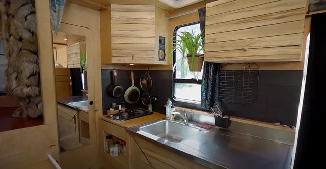 Xe tải được biến thành nhà di động, đầy đủ tiện nghi như một căn nhà nghỉ, với cả giếng trời - Ảnh 4.