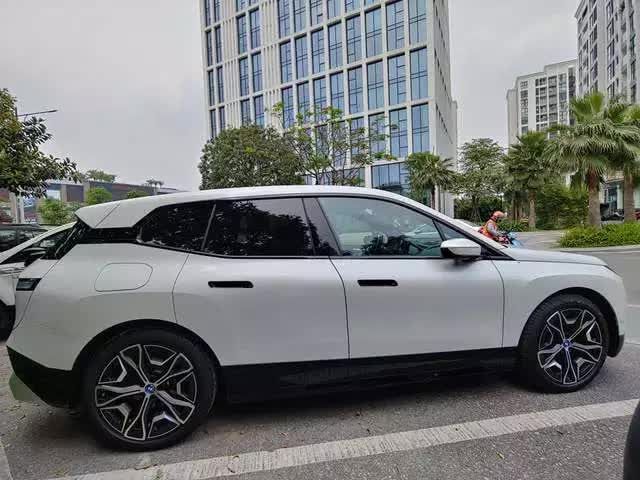BMW iX đầu tiên có biển số tại Việt Nam - Xe SUV điện so sánh với VinFast VF 8 - Ảnh 4.