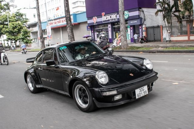 Ông Đặng Lê Nguyên Vũ cầm lái chiếc Porsche 911 Carrera G-Series độc nhất Việt Nam, được chụp hình lần thứ hai trong ngày cuối tuần.