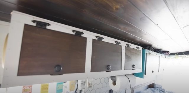 Biến Ford Transit thành ngôi nhà di động: Nhỏ nhưng tiện dụng cho cô gái độc thân - Hình ảnh 5.