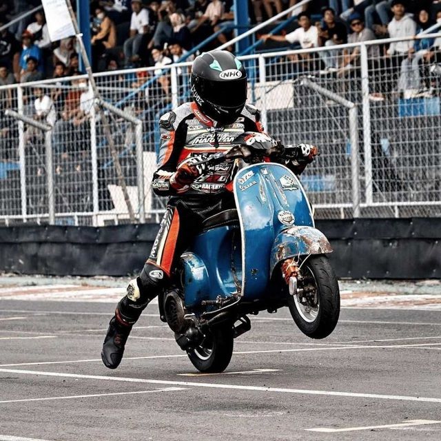 Biến tấu không giới hạn trên xe Vespa: Hóa thành xe tăng, xe một bánh, sử dụng thân tre... - Hình 1.