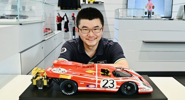 Một nhân viên của Porsche sưu tầm gần 1.000 mô hình xe và được thăng chức lên làm giám đốc - Hình 1.