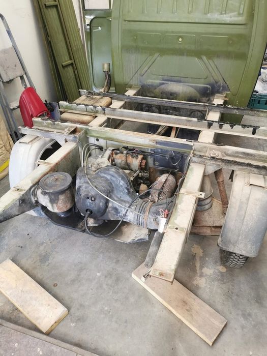 Chiếc xe ba bánh nhỏ Piaggio được biến thành ngôi nhà di động phù hợp cho hai người - Hình 3.