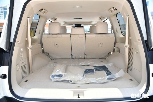 Land Cruiser 300 tạm ngừng việc nhận đặt cọc tại Việt Nam, các nhà buôn phấn khích với mức giá của xe cũ tăng gần 2 tỷ đồng - Ảnh 3.