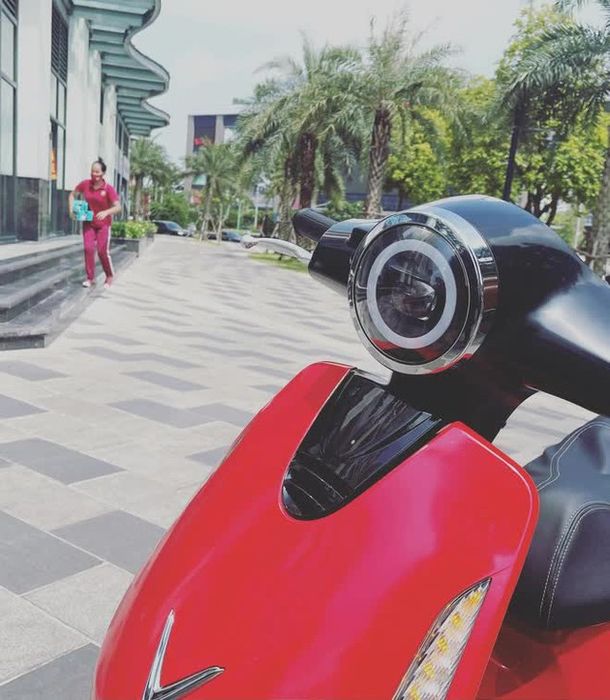 Ảnh thực tế của mẫu xe máy điện mới của VinFast đã xuất hiện tại đại lý, có giá 22 triệu đồng và có thể đi được 200km khi sạc đầy - Ảnh 3.