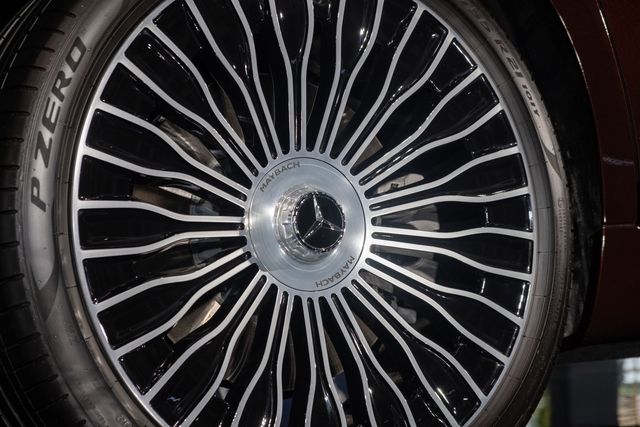 Trải nghiệm Mercedes-Maybach S 680 có giá 16 tỷ đồng tại Việt Nam: Cánh cửa mở đóng như Rolls-Royce, ghế của ông chủ có thể biến thành giường - Hình 5.