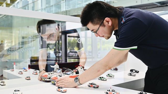 Một nhân viên của Porsche sưu tầm gần 1.000 mô hình xe và được thăng chức lên làm giám đốc - Hình 3.