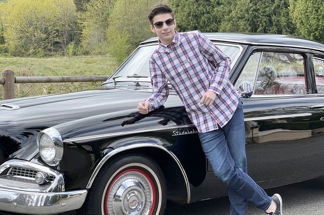 Cậu bé tự kỷ nổi tiếng vì chụp ảnh xe đồ chơi siêu đẳng, thu hút cả CEO của Apple - Ảnh 1.