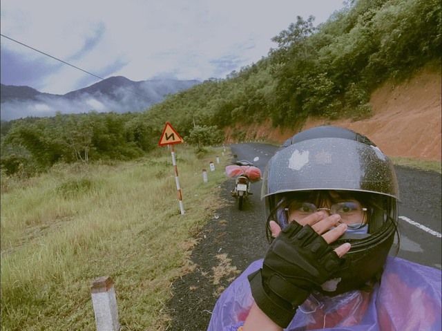 Cô gái đi xe xuyên Việt trong 2 tháng và ghi lại những trải nghiệm đáng nhớ trên đèo vào ban đêm - Ảnh 6.