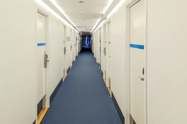 Biến máy bay thành khách sạn độc đáo: Thưởng trà trên bầu trời, ngủ trong buồng lái - Ảnh 3.