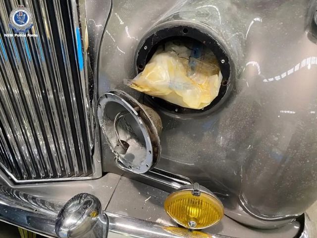 Kẻ phạm tội sử dụng chiếc xe Bentley cổ để ẩn chứa chất cấm khi vượt biên - Ảnh 2.