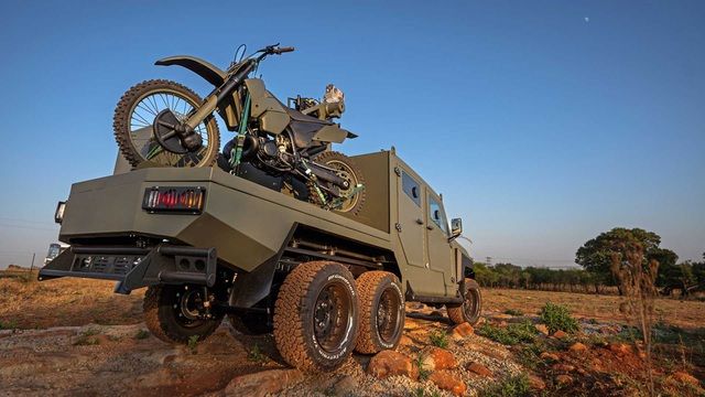 Toyota Land Cruiser độ 6 bánh, bọc thép, còn trang bị máy phóng tên lửa phòng thủ - Ảnh 7.