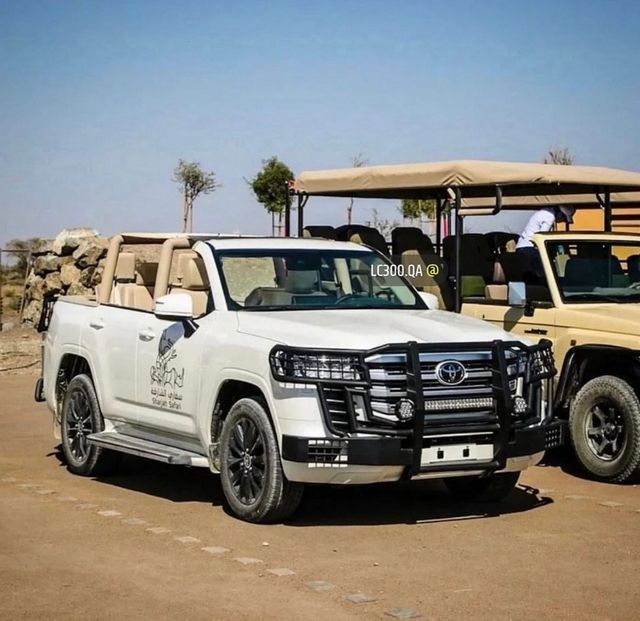 Toyota Land Cruiser Series 300 đã bị cắt mui một cách táo bạo để trở thành một chiếc xe mui trần - Ảnh 1.