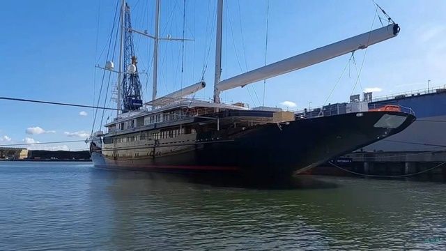 Toàn cảnh của con tàu siêu lớn, vượt trội so với máy bay Airbus và thậm chí còn cao hơn đại kim tự tháp Giza, hiện đang đậu tại Hà Lan - Ảnh 2.