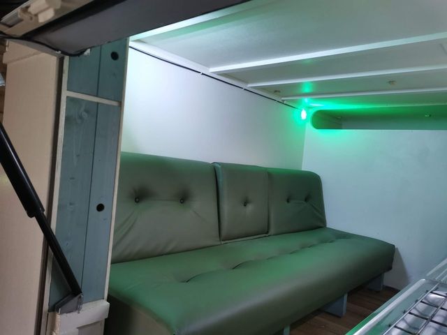 Chiếc xe ba bánh nhỏ Piaggio đã được biến thành ngôi nhà di động phù hợp cho hai người - Hình 6.