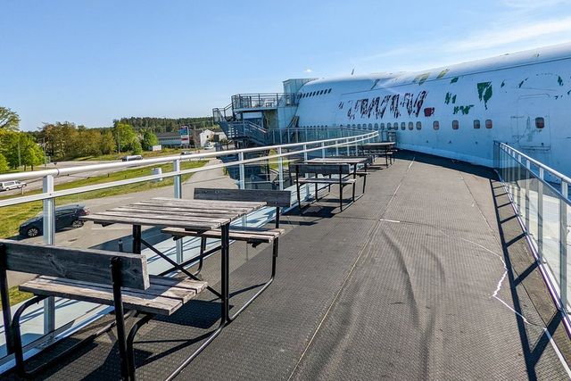 Biến máy bay thành khách sạn độc đáo: Thưởng trà trên bầu trời, ngủ trong buồng lái - Ảnh 13.