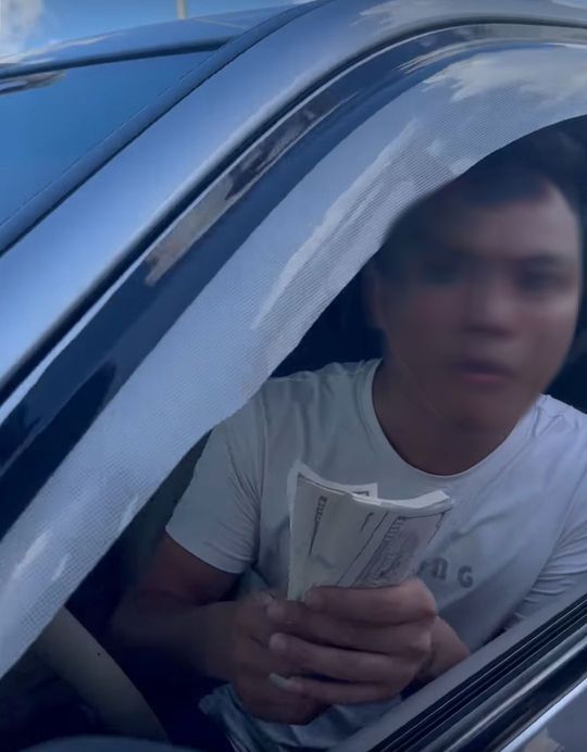 Tài xế treo võng, thanh toán bằng tiền âm phủ, mang vòng hoa tới đặt tại trạm thu phí BOT - Ảnh 4.
