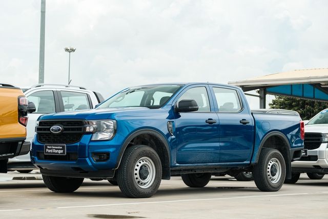 Hình ảnh thực tế của Ford Ranger 2023 phiên bản tiêu chuẩn tại Việt Nam: Giá chỉ 659 triệu đồng, sử dụng hộp số sàn nhưng vẫn tích hợp nhiều công nghệ - Hình 1.