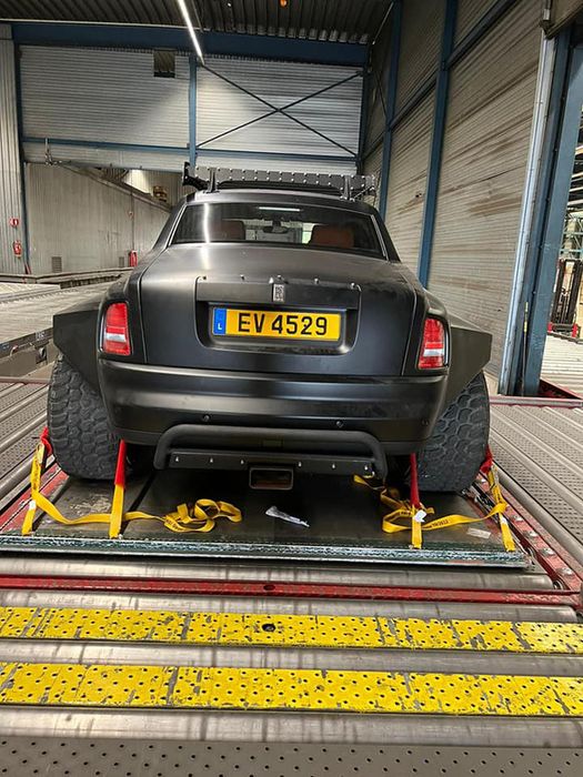 Rolls-Royce Phantom độ 6 bánh: Khi siêu sedan sang trọng thách thức mọi địa hình - Ảnh 3.