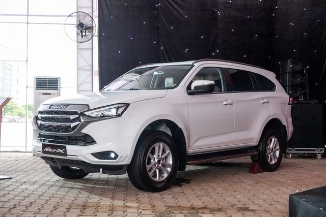 Tóm tắt chi tiết về Isuzu mu-X 2022 phiên bản giá rẻ nhất phù hợp với người dùng chạy dịch vụ: Giá chỉ 900 triệu đồng, bề ngoài lộng lẫy nhưng không trang bị màn hình - Hình 1.