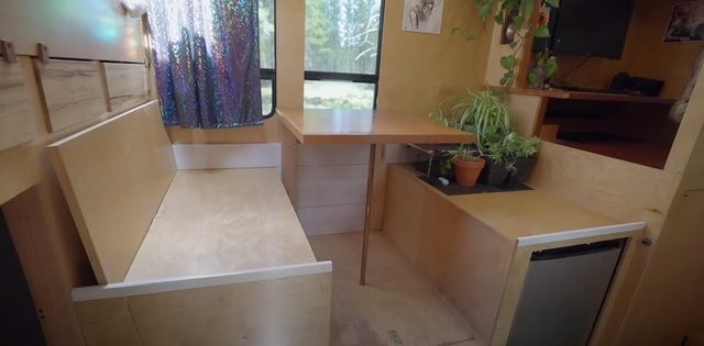 Xe tải đã được biến thành nhà di động, đầy đủ tiện nghi như một căn nhà nghỉ, bao gồm cả giếng trời - Ảnh 7.