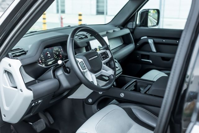 Khám phá phiên bản độ Land Rover Defender từ Manhart - Ảnh 5.