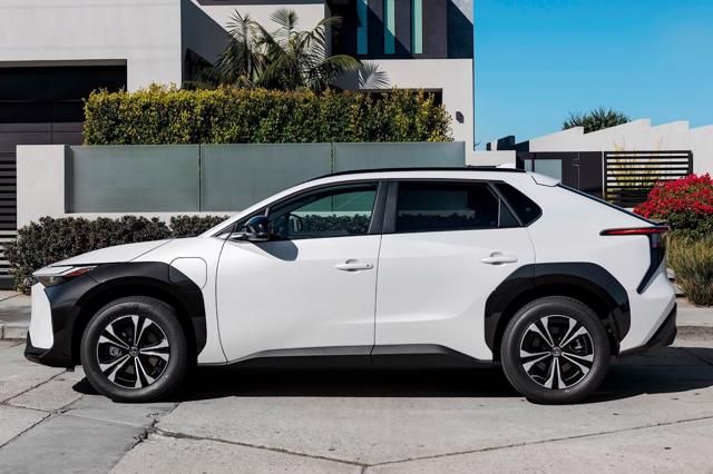 Mỹ: Toyota bZ4X bị đại lý bán với giá bia kèm lạc gần 30.000 USD - Hình 2.