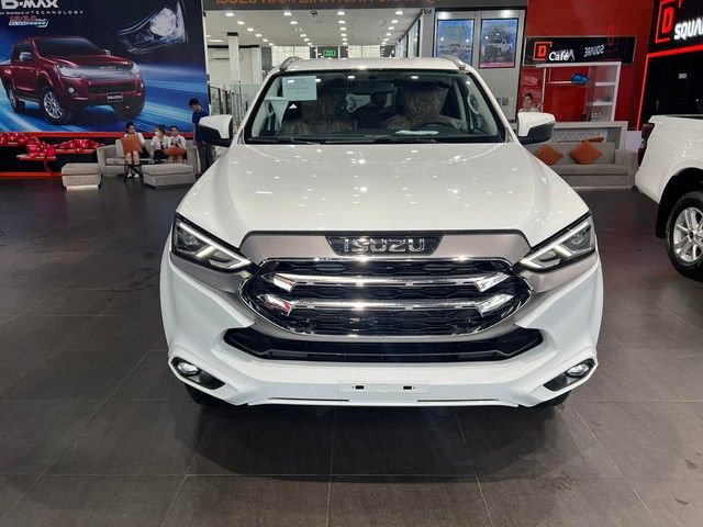 Isuzu mu-X 2022 đổ về đại lý ngay trước ngày ra mắt: Giá từ 870 triệu đồng, rẻ nhất trong phân khúc SUV cỡ trung - Hình 1.