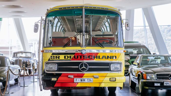 Ngay trước thời điểm khai mạc World Cup, Mercedes-Benz đã tiết lộ chiếc xe từng chở đội vô địch cách đây 48 năm - Ảnh 4.