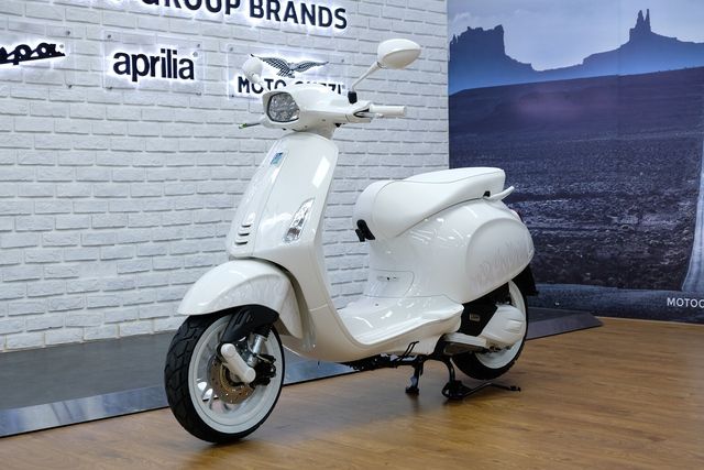 Khám phá dòng xe Sprint Justin Bieber x Vespa với giá từ 115,8 triệu đồng tại thị trường Việt Nam: Tiếp tục làm nên cơn sốt sau thành công của Christian Dior 946 - Ảnh 1.