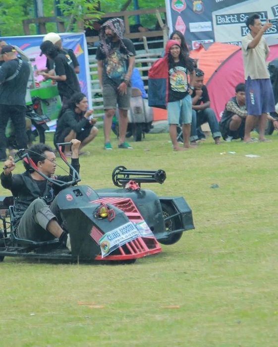 Biến tấu không giới hạn trên xe Vespa: Hóa thành xe tăng, xe 1 bánh, sử dụng thân tre... - Hình 4.