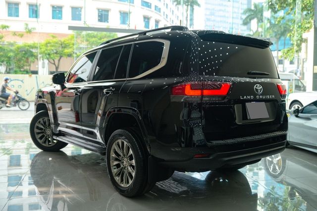 Toyota Land Cruiser 2022 'lướt' hơn 3.000 km, vẫn có giá gần 6 tỷ đồng - Hình 2.