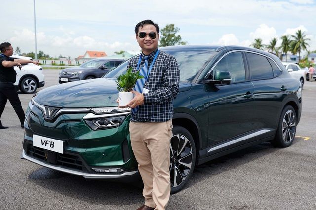Chi tiết về VinFast VF 8 phiên bản thương mại mới giao cho 100 khách hàng Việt đầu tiên: Không có nhiều thay đổi so với mô hình concept - Ảnh 11.