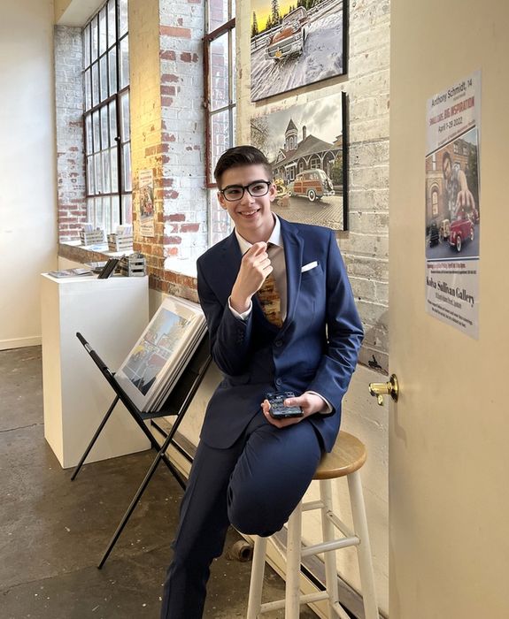 Cậu bé tự kỷ nổi tiếng vì chụp ảnh xe đồ chơi như thật, thu hút cả CEO của Apple - Ảnh 2.