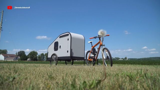 Một YouTuber đã tự chế chiếc xe đạp thành một chiếc xe đạp điện đồng thời làm nhà di động - Ảnh 1.