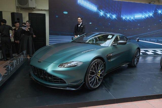 Chiêm ngưỡng từng chi tiết trên chiếc Aston Martin Vantage F1 Edition có giá gần 19 tỷ đồng tại Việt Nam - Hình 1.