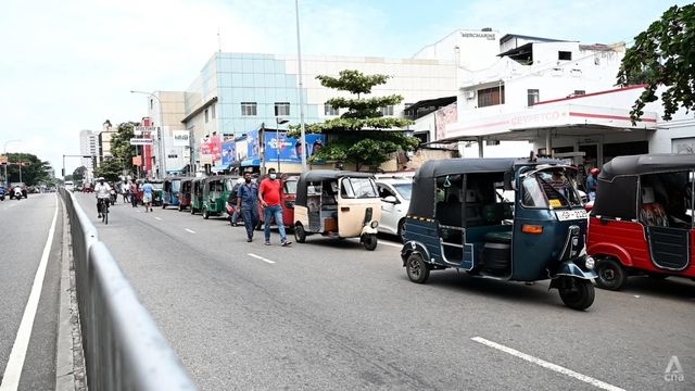 Việc xếp hàng mua xăng trong vài ngày bỗng trở thành cơ hội để người dân Sri Lanka kiếm tiền - Ảnh 2.