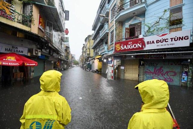 Sau cơn mưa lớn, các con đường ở Hà Nội đã chuyển biến thành những dòng sông, khiến bánh xe bị ngập lụt - Xem Ảnh 15.