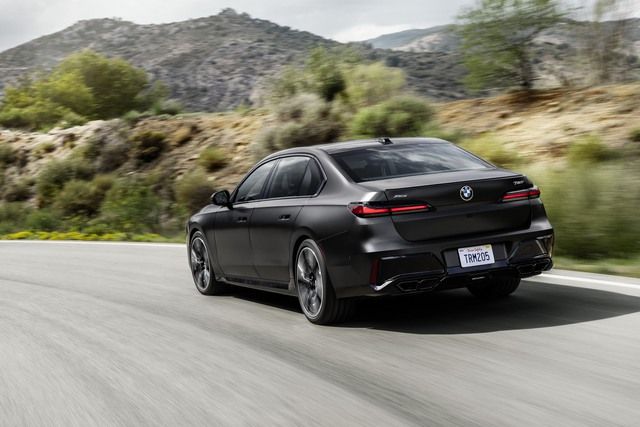 BMW 7-Series 2023 ra mắt: Sự thay đổi bất ngờ từ bên trong ra bên ngoài, gây áp lực lớn cho Mercedes-Benz S-Class - Ảnh 7.