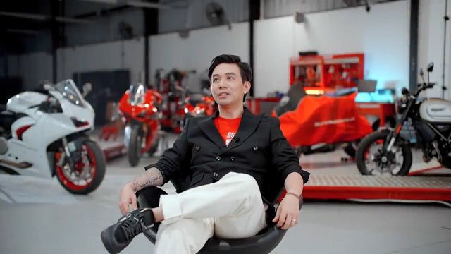 Ngay cả đại gia Minh Nhựa cũng phải 'thụt' két sắt của vợ để có tiền mua moto. Lần đầu tiên chia sẻ về đam mê này, anh mua chiếc Ducati chỉ để ngắm nhìn.