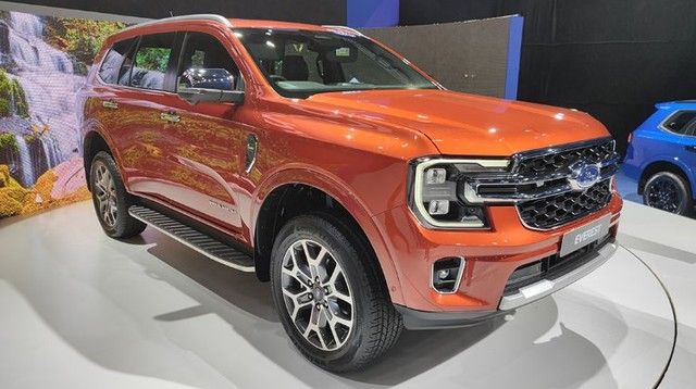 Ford Everest 2022 sẽ ra mắt tại Việt Nam, đồng thời tiết lộ 4 phiên bản và nhiều trang bị mạnh mẽ để cạnh tranh với Toyota Fortuner.
