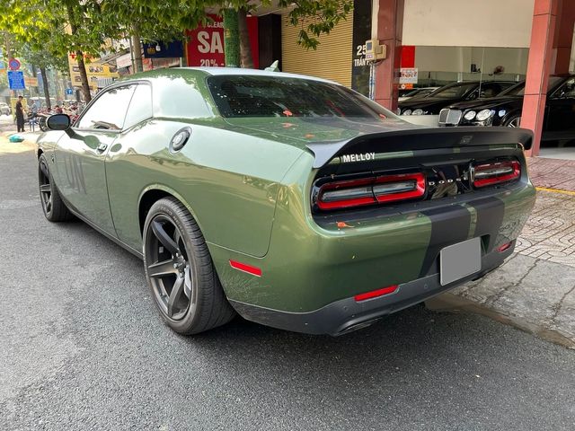 Chiếc Dodge Challenger Hellcat Redeye đầu tiên đã về Việt Nam, là một phần của bộ sưu tập siêu xe trị giá hàng tỷ đồng. Chi phí cho việc tùy chọn thêm các tính năng đã vượt qua con số 100 triệu đồng.