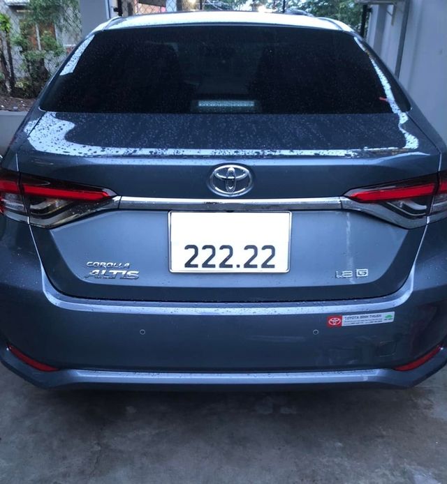 Toyota Corolla Altis 2022 có biển số ngũ quý 2 được bán với giá 2,2 tỷ đồng, bằng 2 chiếc Camry mới - Hình ảnh 1.