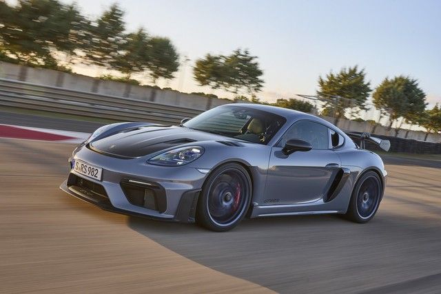 Tương tự như VinFast, Porsche tiết lộ mẫu ô tô điện mới và phát triển hệ thống trạm sạc riêng - Hình ảnh 1.