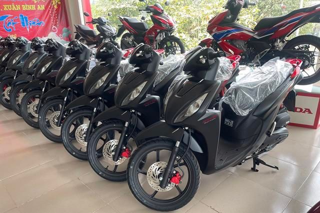 Dòng xe quốc dân Honda Vision tiếp tục thống trị thị trường, khiến giá xe mới tăng cao vượt mức chục triệu đồng - Hình ảnh số 1.